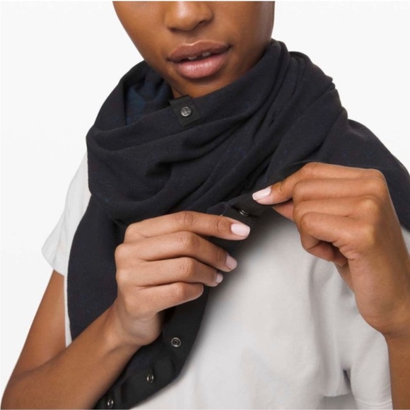 Gently used lululemon wrap jacquard black and blue pattern - Picture 5 of 7